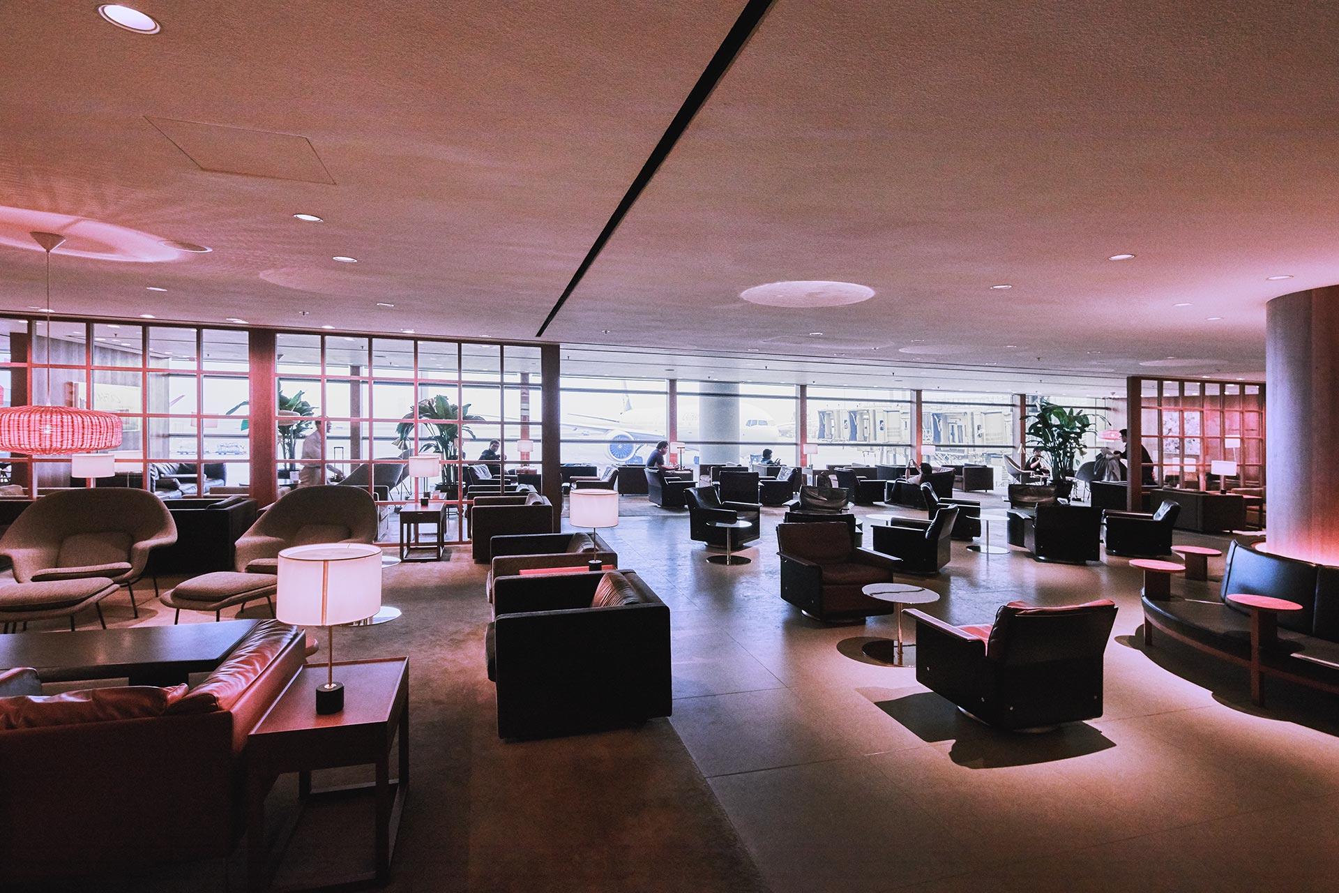 Spacious airport lounge featuring Acosorb’s acoustic ceiling for a quiet and comfortable environment